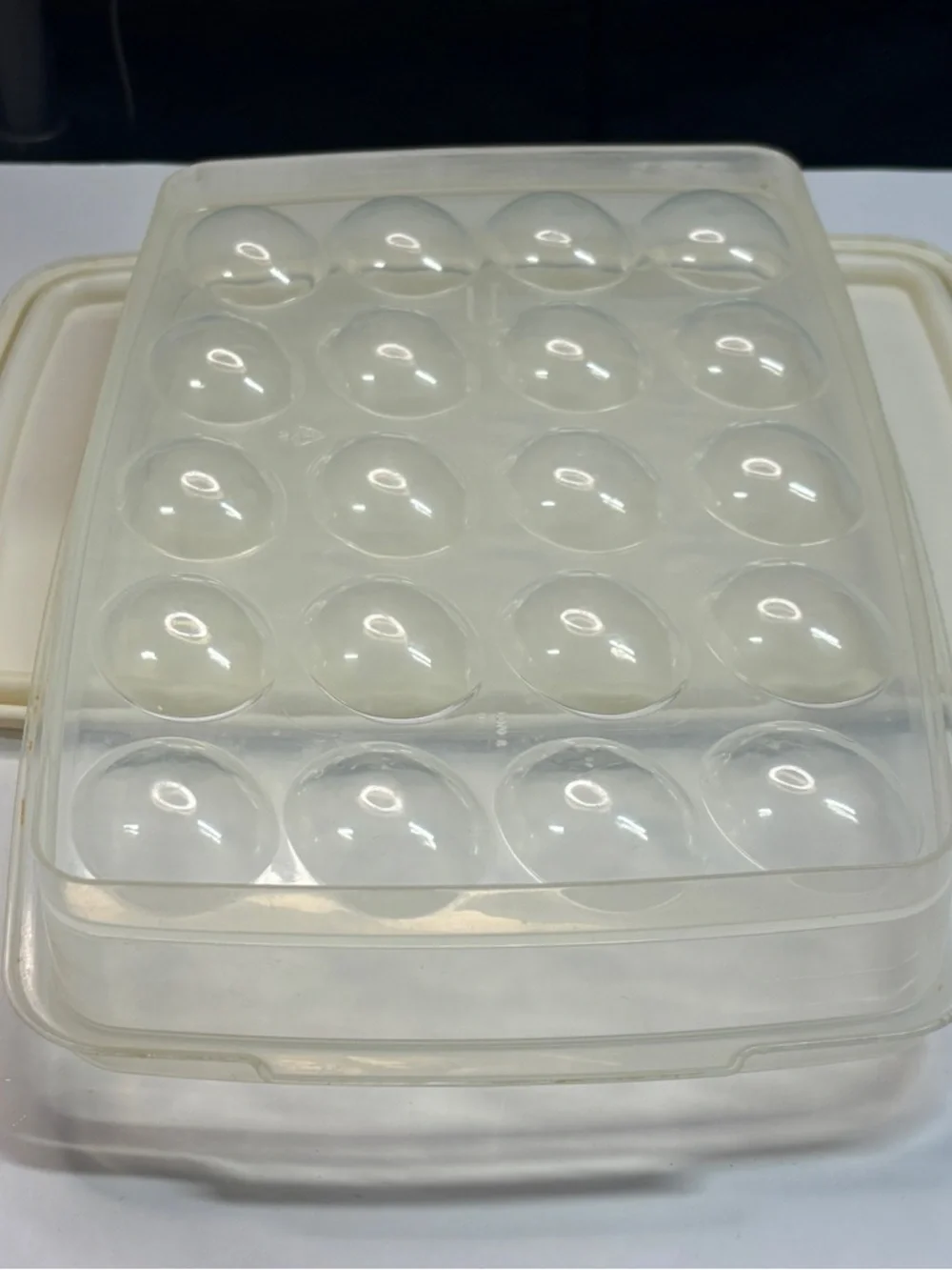 24 piece Vtg Rubbermaid storage containers almond lids